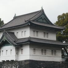 巽櫓をアップで写しています。屋根の黒色と壁の白色が対照的です