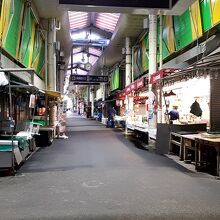 朝7時はまだ開店していない店が多い。