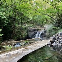 普通の露天風呂の奥に滝つぼの露天風呂