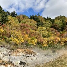 湧きたつ泥湯と紅葉