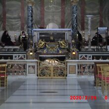 中央の主祭壇下の白っぽい像が「聖チェチーリアのぉう」です