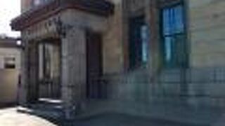 北海道の発展に寄与する小樽経済界の拠点だった建物だそうです。