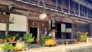 旧中山道沿いに、そこで生きている人の生活と歴史を感じさせる民宿が並んでいました