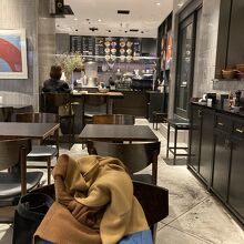 黒を基調とした店内