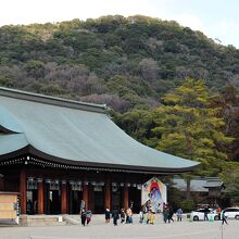 橿原神宮の後方にそびえる大和三山の一つ畝傍山