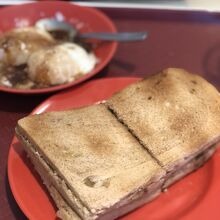 コロナ禍で半熟卵に最初から白胡椒とダークソースがかかって来ま