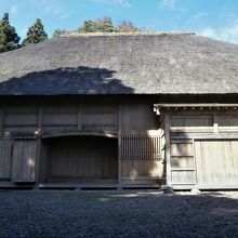 大きな萱葺屋根の建物