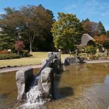 図書館前の人工池