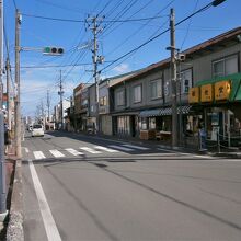 メインストリートのバス通り