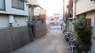 御殿坂から墓地の脇を下る坂