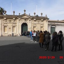 マルタ騎士団の館の扉の鍵穴を見るために並ぶ人たち