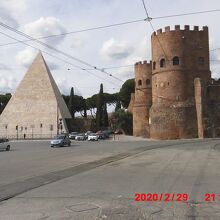 サン・パオロ門と比べても見劣りしない大きさ