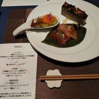 夕食のコースメニューとオードヴルです。