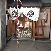 月島もんじゃストリートにあるビル内に祀られている観音様です