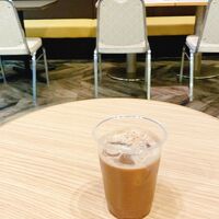 宿泊者専用のラウンジで、ドリンクバーとカレーがあり。