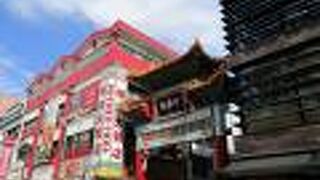 この門をくぐるとテンションが高くなります