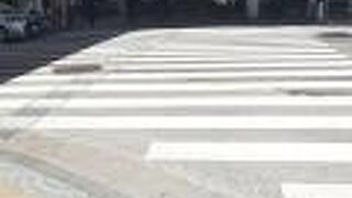 新宿駅西口の大きな百貨店