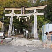 すぐ下に無料駐車場があります