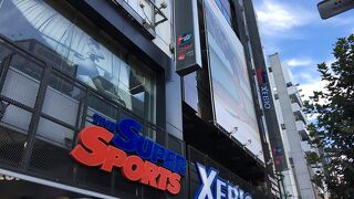 靖国通りにはスポーツ用品店が集まっています。