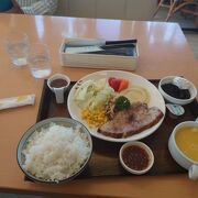 明るい雰囲気で美味しい豚肉やパンケーキをリーズナブルに頂けます。