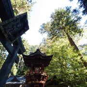 麓からカーブの続く山道を登った先にある、有名な神社。