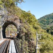 「樽沢トンネル」を通るトロッコも営業開始。ダム建設とともに観光地化した渓谷は景色も良く、１日楽しめます。