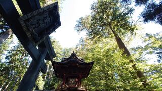 麓からカーブの続く山道を登った先にある、有名な神社。