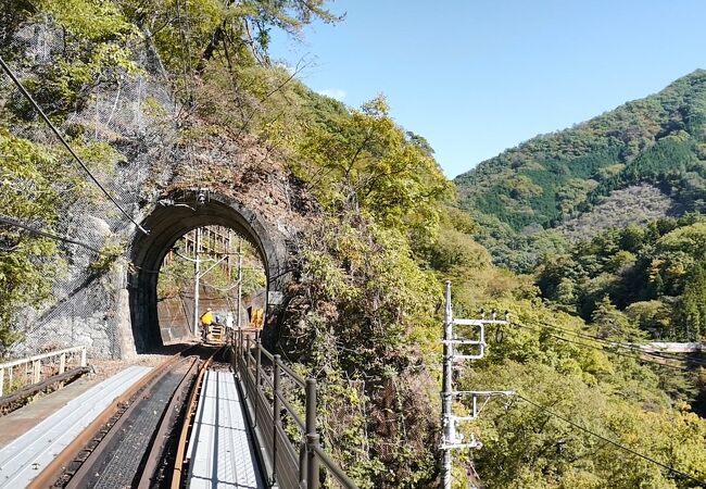 「樽沢トンネル」を通るトロッコも営業開始。ダム建設とともに観光地化した渓谷は景色も良く、１日楽しめます。