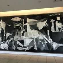 エンディングはピカソ「ゲルニカ」