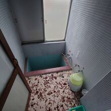 部屋にあったレトロな風呂。温泉が出ていそうですが真湯です。