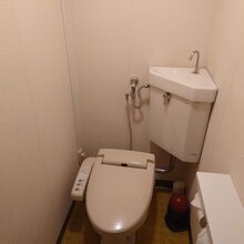 部屋トイレはシャワートイレですが、こちらも古いです。