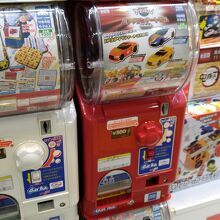 店先には小型のミニカーやグッズ入りのガチャガチャなんかもあり