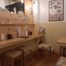 お店はシンプルな内装でファストフード店的造り。