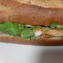 お持ち帰りにしたバインミー。具が少なくて残念でした。