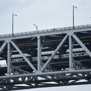 瀬戸大橋を渡る鉄道路線