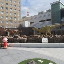 3体の恐竜モニュメントがあります