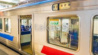 東京近郊の電車と違って雰囲気がのんびりしてる感じがします。