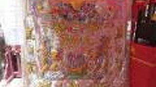 金色の廟に赤いランタンが・・・