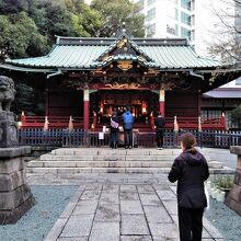 緑青のふいた屋根も歴史を感じさせます