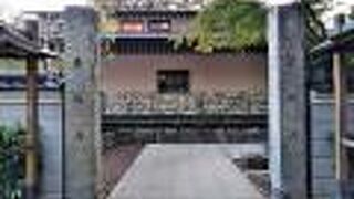 狭い境内ですが、源義家が創建した由緒あるお寺