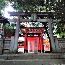 石造りの鳥居に続いて、朱色の鳥居が並んでいます