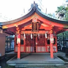 小さなお稲荷さんですが、立派なお社です。