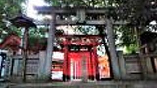 狭いですが、朱色の鳥居が並ぶ稲荷神社です