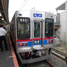 京成金町駅で発車を待つ3500形電車