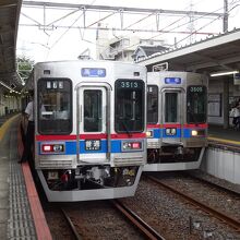 柴又駅で列車交換を行います