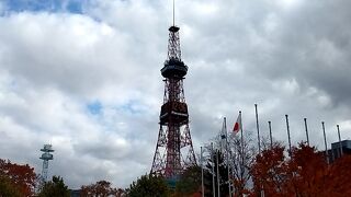大通公園から、夕刻になってライトアップしたテレビ塔を見ました。綺麗でした！
