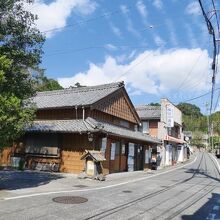 写真中央の大きな建物。街道沿いで目立つ。