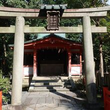 西楼門をくぐるとすぐです