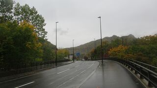 温泉街の中心部に架かっています