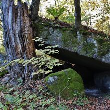 倒れそうで倒れない岩屋